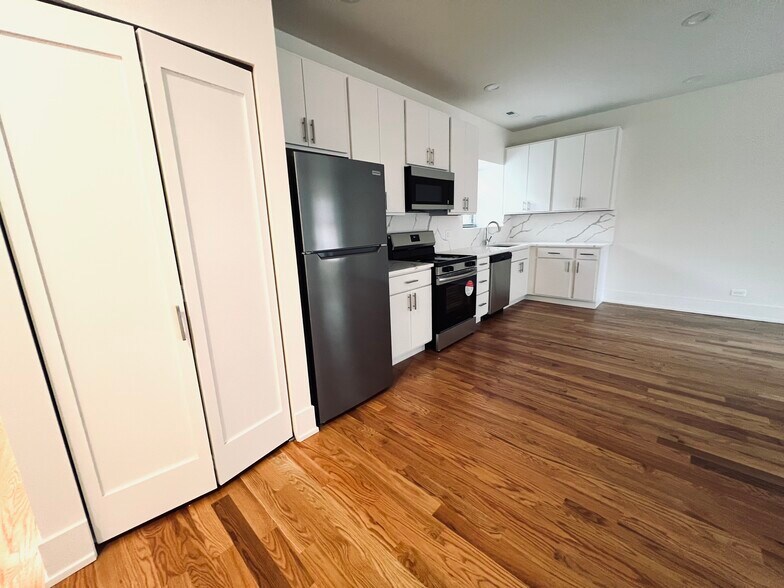 Building Photo - 652 W Gordon Ter