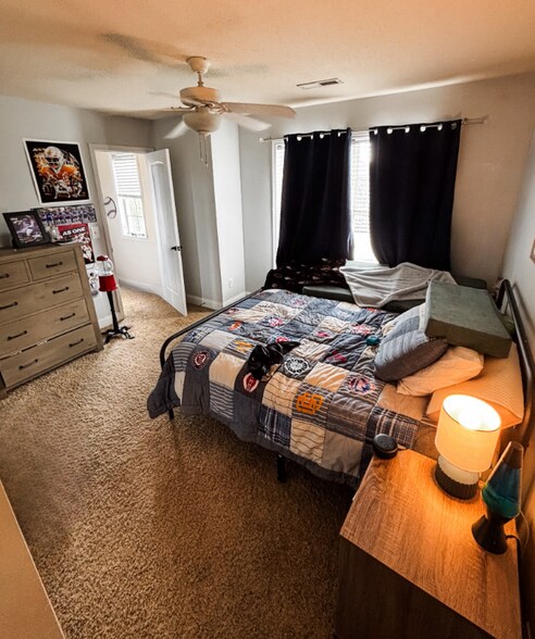 Building Photo - 2440 Waterhaven Dr