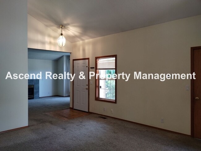 Building Photo - Ranch in Quiet Neighborhood with Fenced Ya...