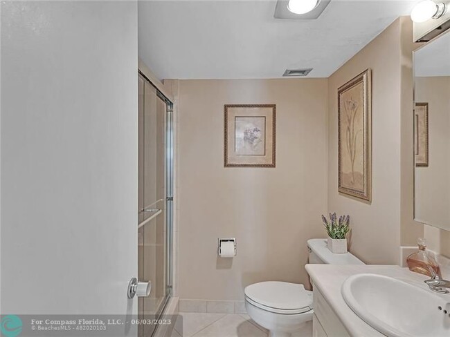 Building Photo - 1150 Hillsboro Mile-