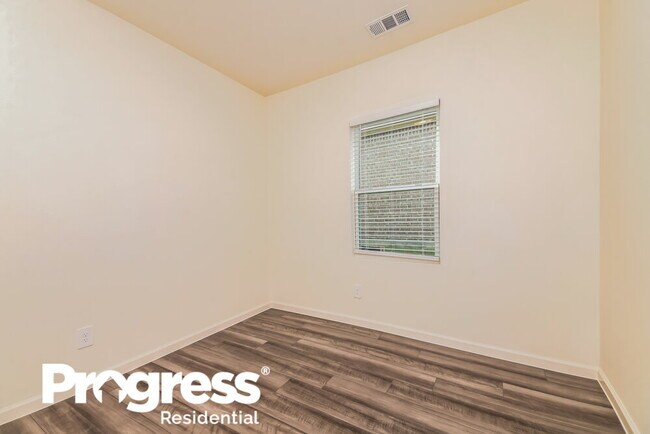 Building Photo - 734 Oakhurst Dr