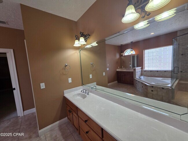 Building Photo - 3401 Hillcrest Dr