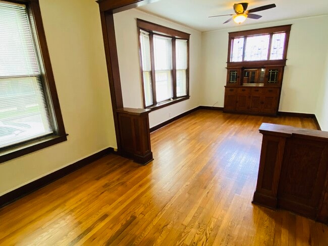 Building Photo - 4040 W Dickens Ave