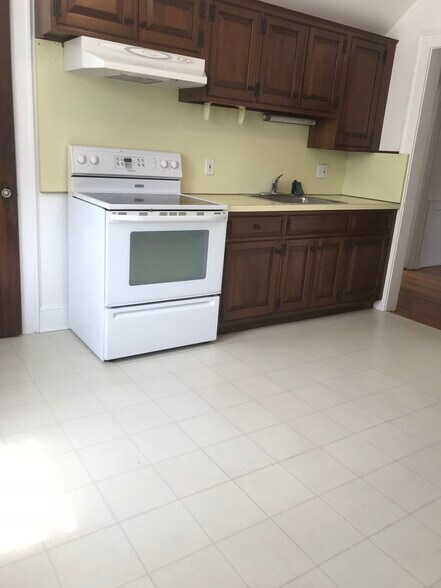 large spacious kitchen - 124 Shippan Avenue Ext