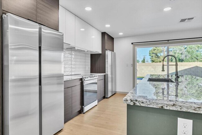 Building Photo - Completely Remodeled 6 bedroom/4 bath Home with New Pool