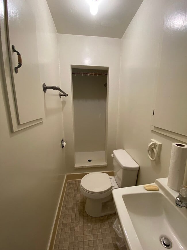 Building Photo - 8080 Valley Ford Rd