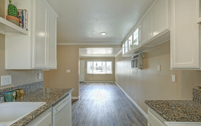 Building Photo - Walnut Grand