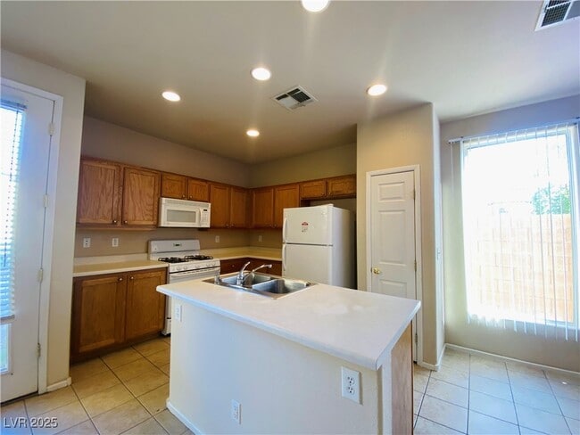 Building Photo - 3646 Surfboard Ct