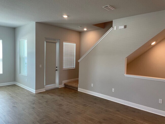 Building Photo - Annual Unfurnished 3 Bedroom, 3.5 Bathroom Townhome adjacent to Downtown Sarasota