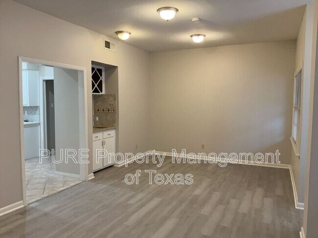 Building Photo - 3200 Duval St