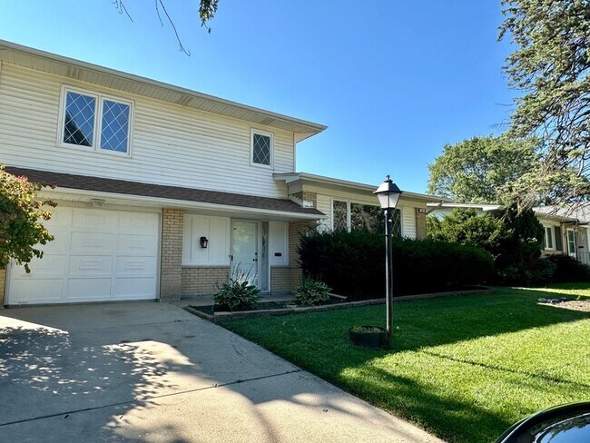 Building Photo - 440 W Arquilla Dr