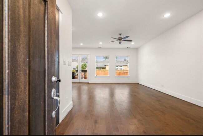 Building Photo - 406 Yale Oaks Ln