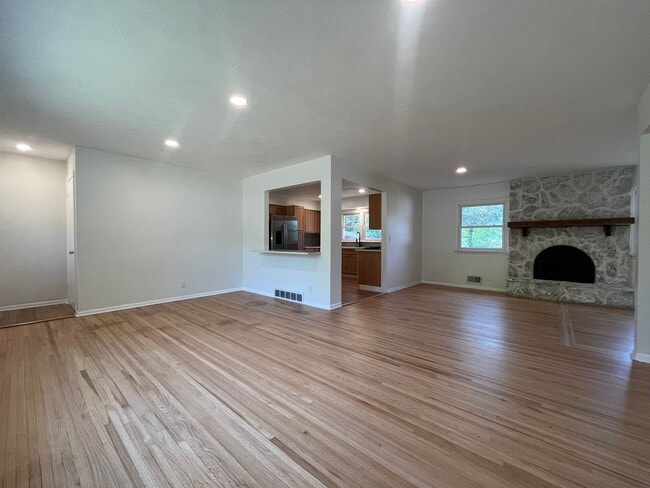 Building Photo - Updated 3 BR/2 BA home in a great Eagan ne...