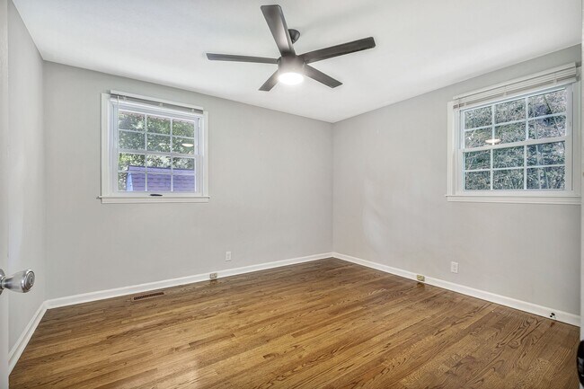 Building Photo - 213 Ivy Dr