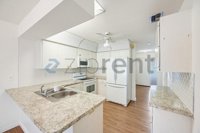 Building Photo - 1624 Whitehead Dr