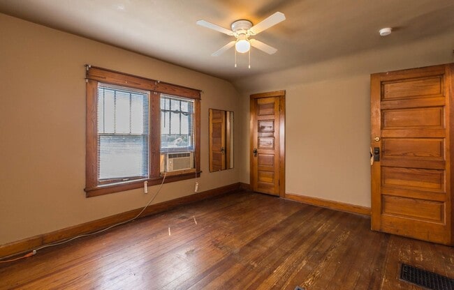 Building Photo - 209 E 12th St