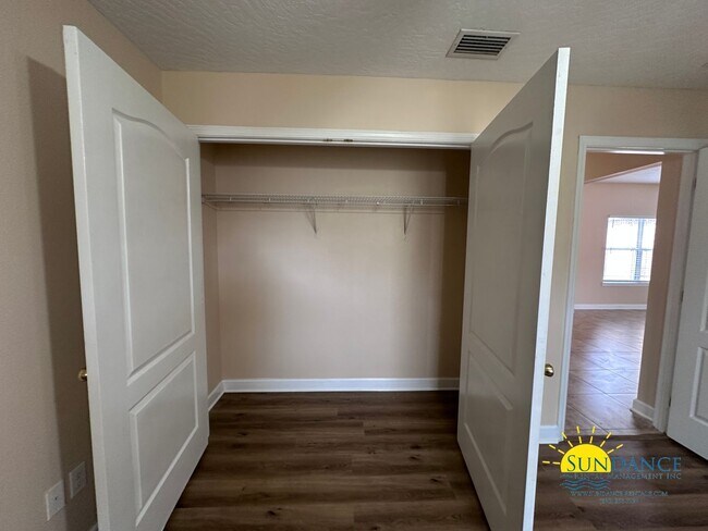 Building Photo - Spacious 3 Bedroom Home in Mary Esther!