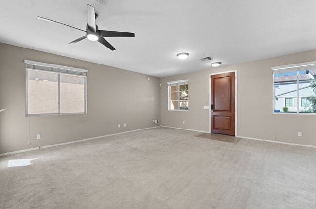Building Photo - Stunning 3-bedroom, 2.5-bathroom home in t...