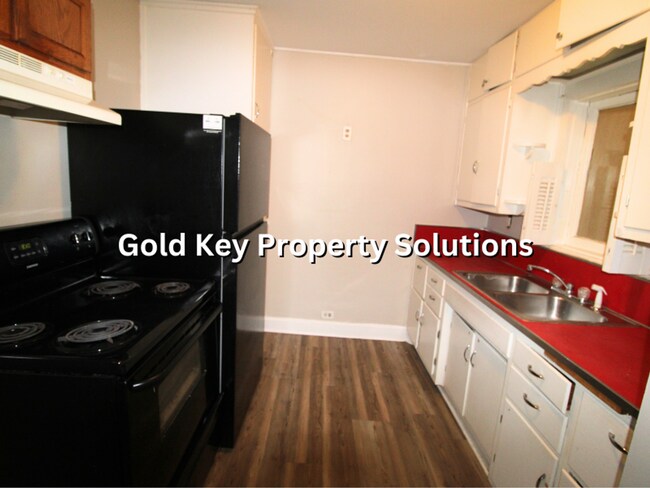 Building Photo - Updated 2 BR 1 BA House with Central Air and Garage (SECTION 8 APPROVED)