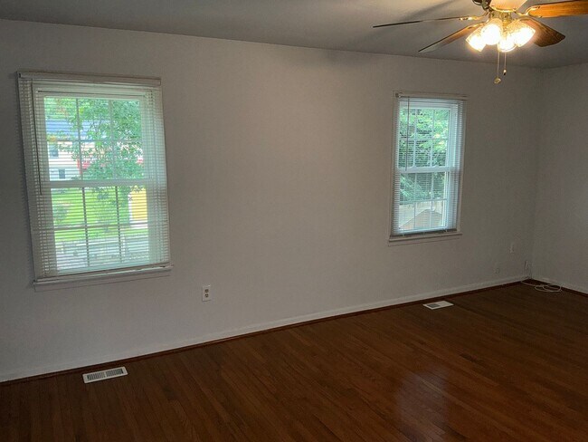 Building Photo - Very well maintained 3BR 3.5BA 3 level Colonial Townhome with fully fenced yard
