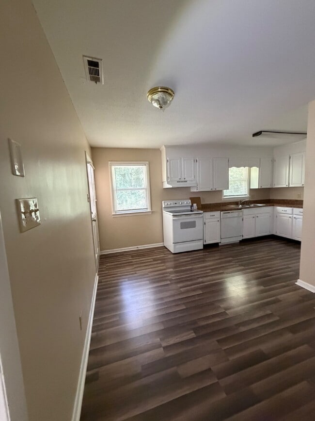 Building Photo - Immaculate 2 BR | 1 BA Apartment in Goldsboro *Water/Trash/Lawn Care Included!* Scott Hills Apts