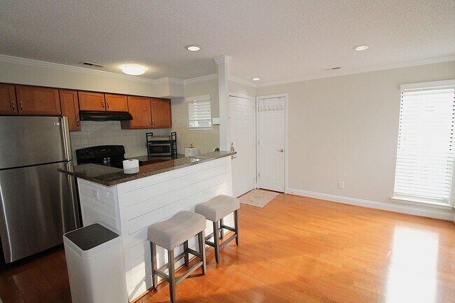 Building Photo - Furnished Elizabeth Condo!