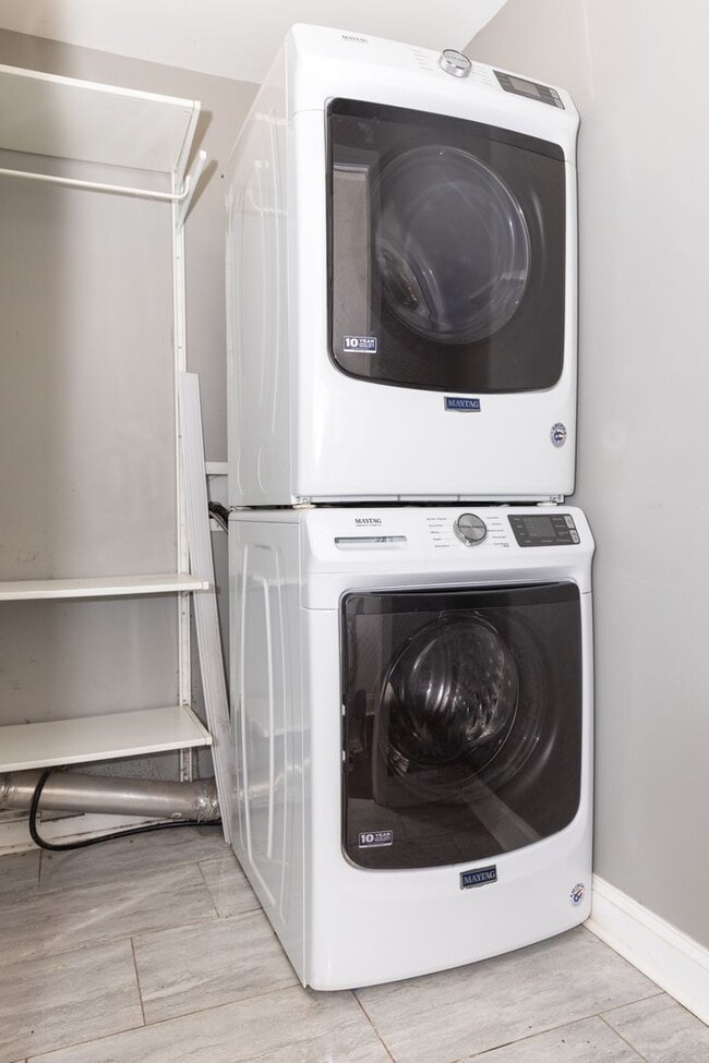Building Photo - Spacious 4/3.5 w/ Master on Main and Fully...