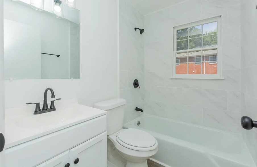 Building Photo - Room in Townhome on Greenbriar Rd