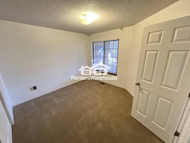 Building Photo - Elegant 2-bedroom 1-bathroom Single Story Townhome-NEW Carpet