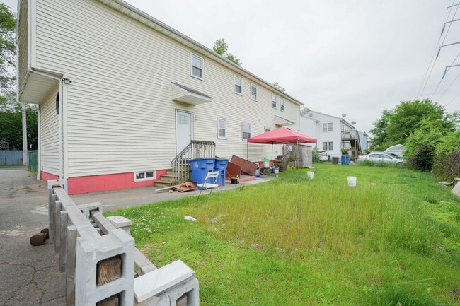 Building Photo - 377 Peck St