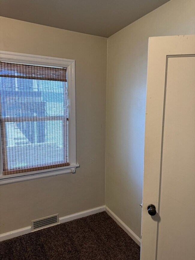 Building Photo - Private Rooms and Apartments Available Near SUU