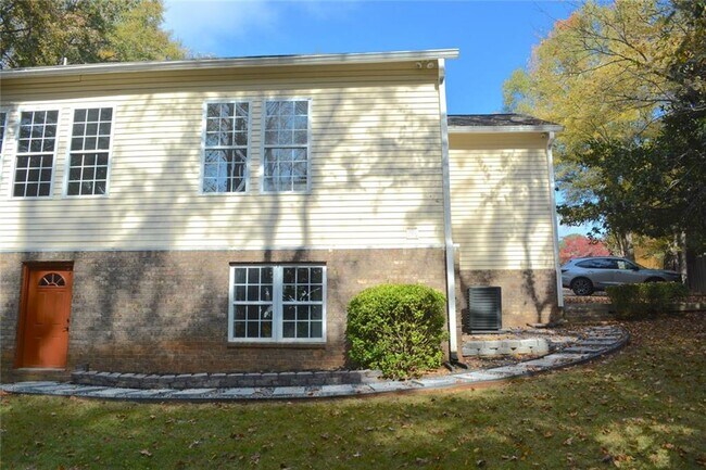 Building Photo - 880 Melody Ln