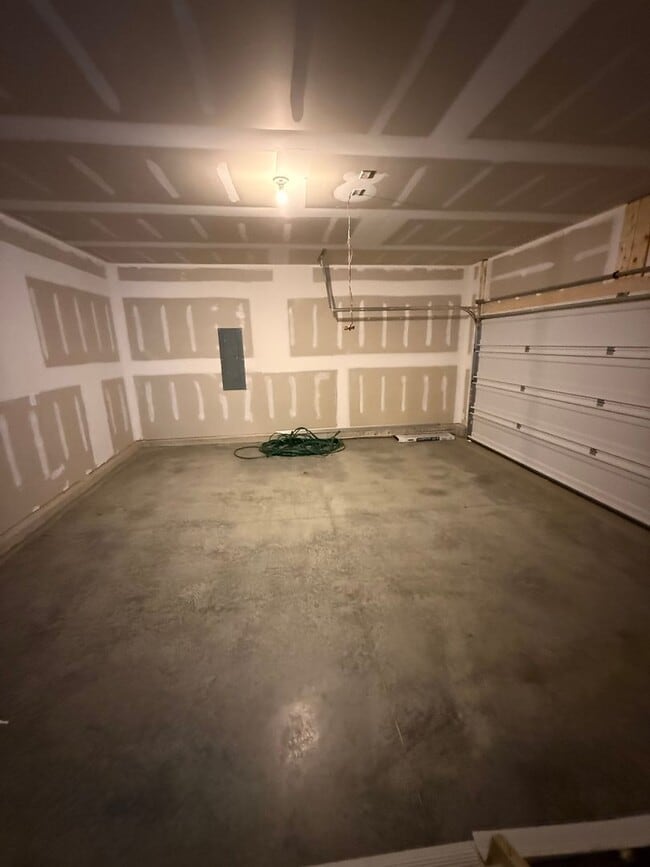 Building Photo - Home for the Holidays!