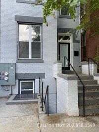 Building Photo - Spacious 2-Bedroom Basement Unit with Wash...