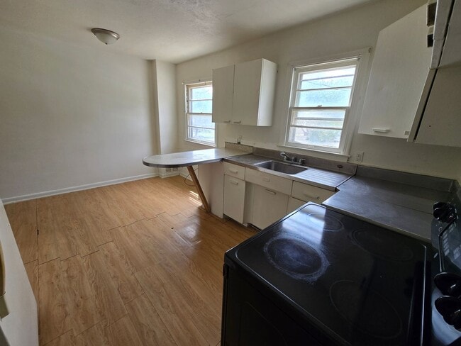 Building Photo - $900 - 2 Bed 1 Bath Town Home