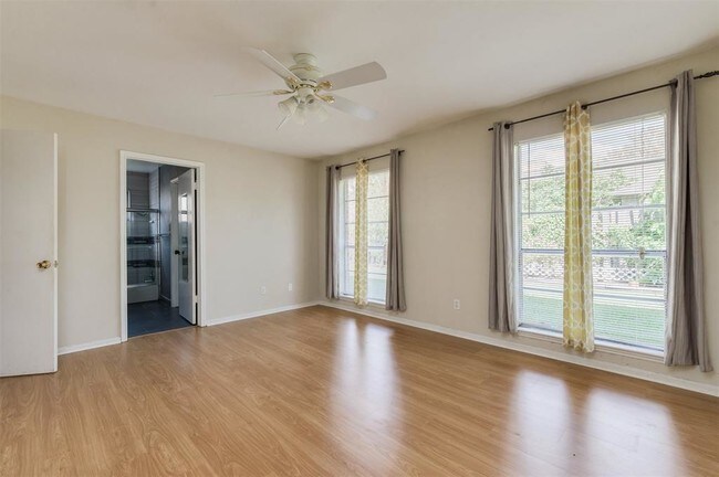 Building Photo - 2207 Briarview Dr