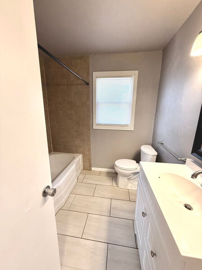 Building Photo - Updated 3BD 1BA Home Located in the Village!!!