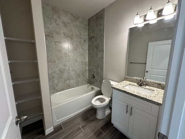 Building Photo - NW Cape Coral Home 4 Bedroom/ 2 Bath/ 3 Ca...