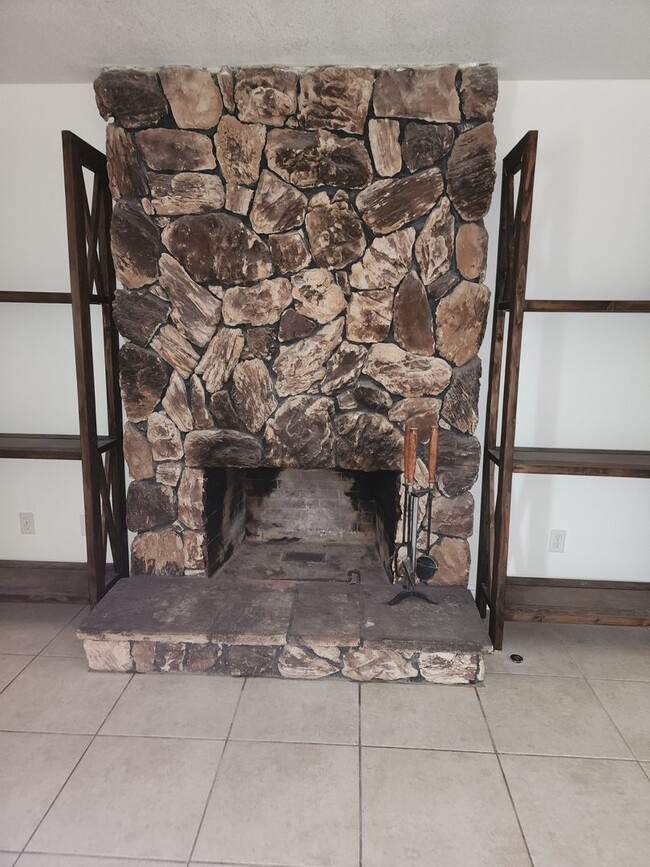 Building Photo - 3 Bedroom 2 bath with 2 car garage off of ...