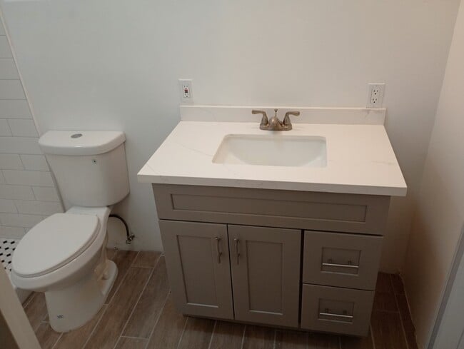 Building Photo - E 4th St