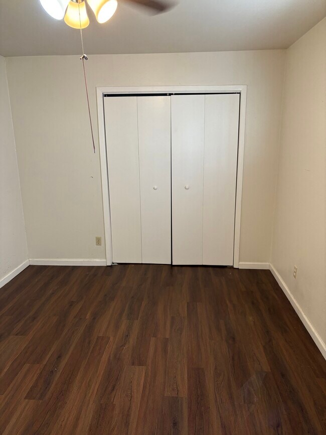 Building Photo - 1642 Post Rd