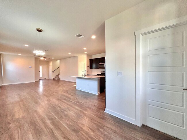 Building Photo - Spacious 4/BR 3/BA Home with Modern Upgrades