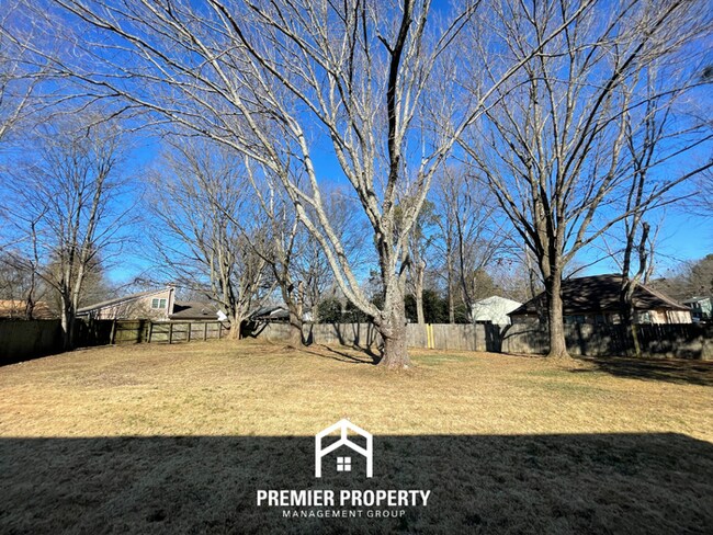 Building Photo - Spacious 4BR Home w/ Fireplace, Covered Patio & Fenced Yard