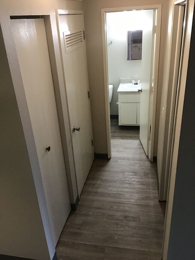 Building Photo - Spacious 1 Bedroom