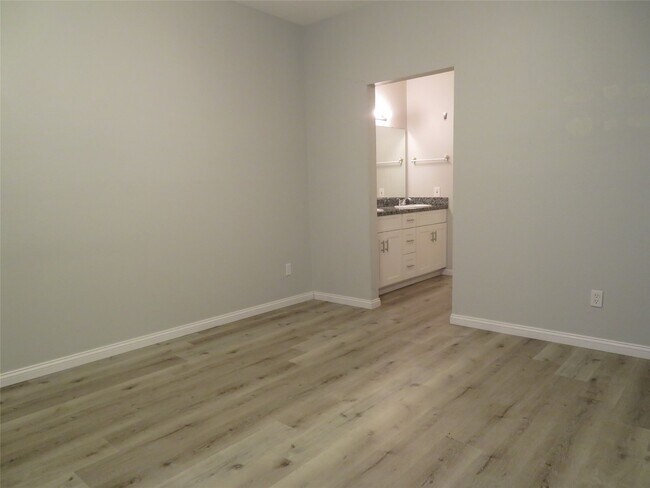 Building Photo - 9707 Richmond Ave.