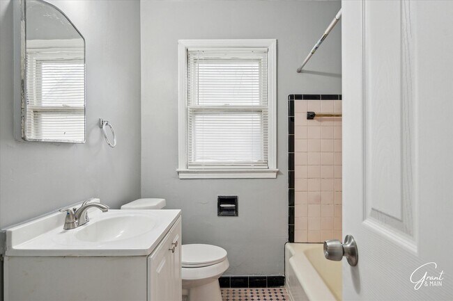Building Photo - 2 bedroom