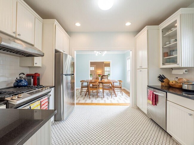 Building Photo - 1026 E 44th St