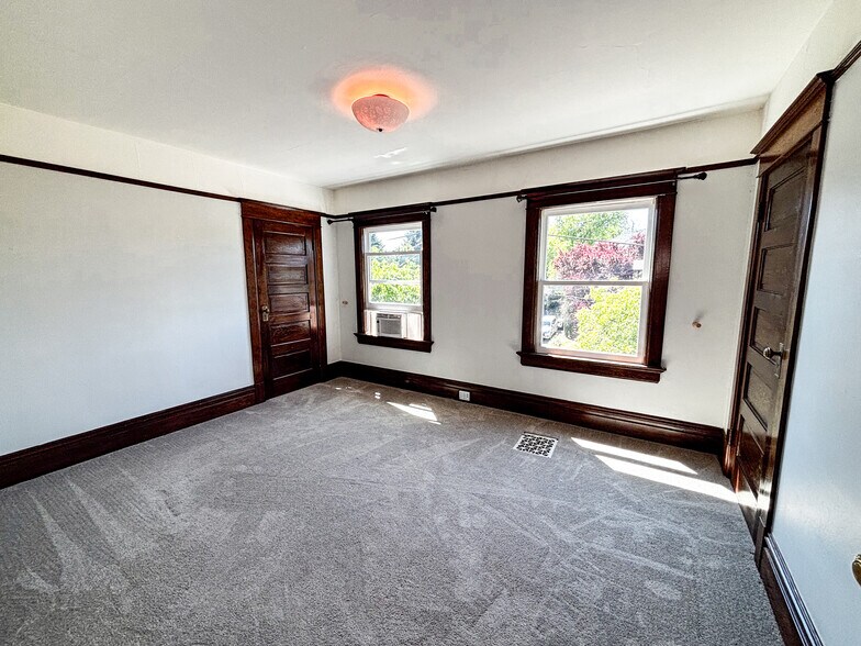 Master bed with 2 walk in closets - 527 NE Fargo St
