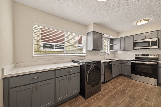 Building Photo - 7714 Renwick Dr