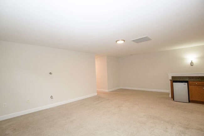 Building Photo - Charming 3 bed, 2.5 bath home with bonus t...
